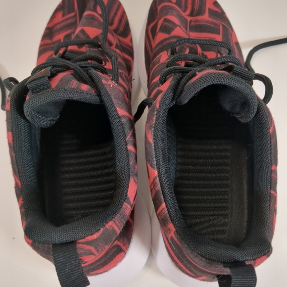 Nike women's Roshe One Print, red and black shoes, size 7.5 - Picture 10 of 11